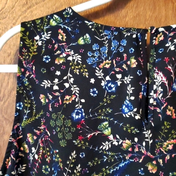 Floral Sleeveless Top - Picture 3 of 4